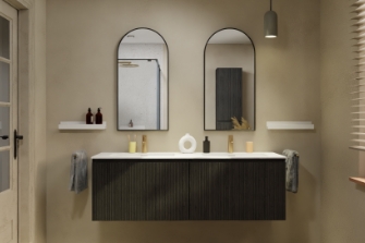 Moderne badkamer met houten wastafelmeubel, spiegels in ovaal frame en minimalistische verlichting.