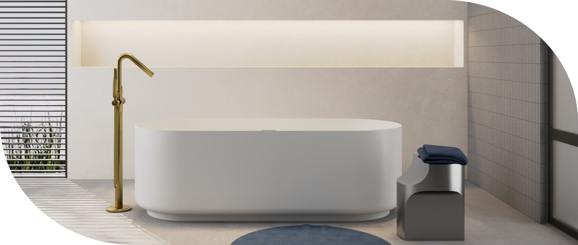 Strakke witte ovale badkuip met een gouden vloermontage douchekraan en een minimalistische poef in een moderne badkamer