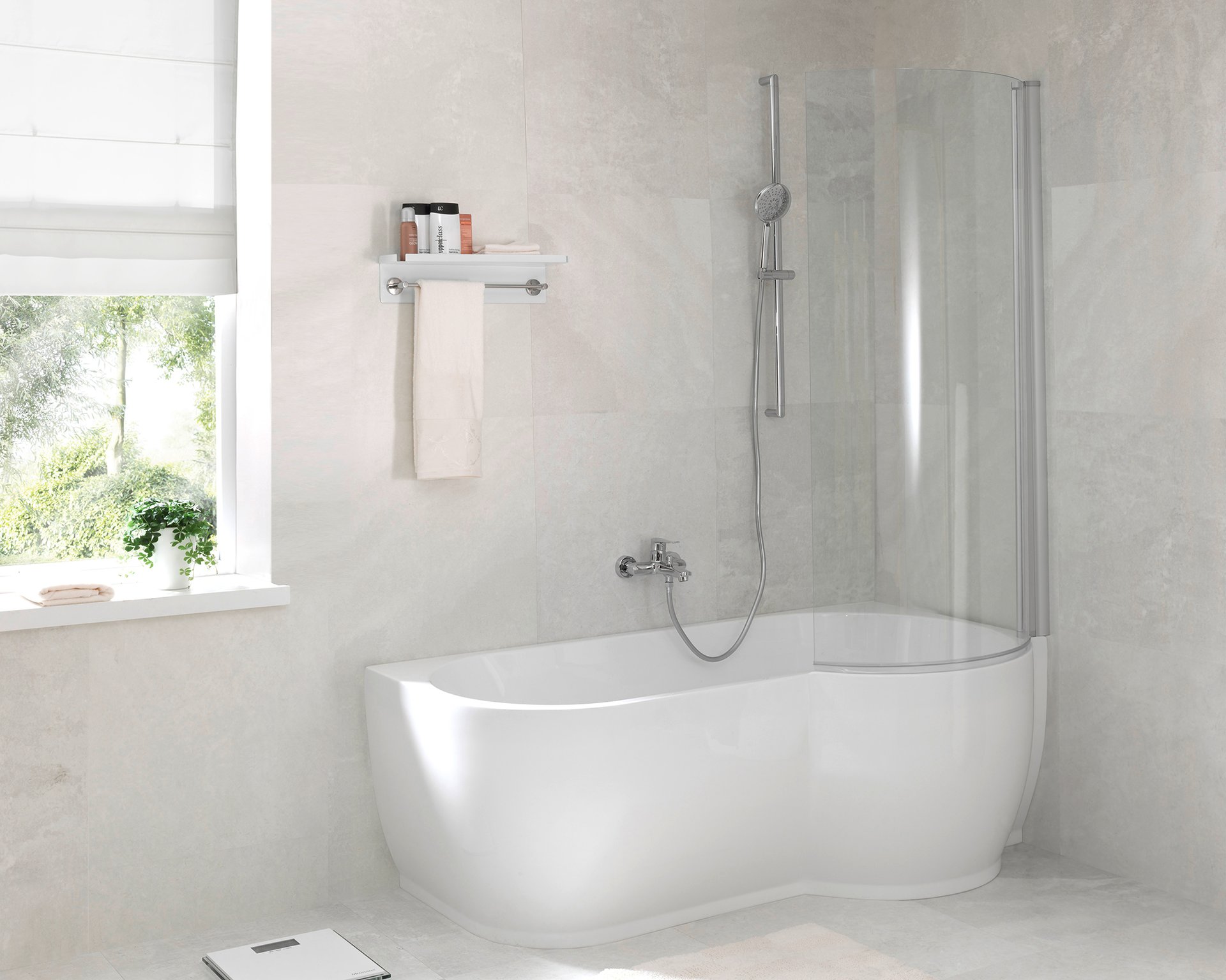 Badezimmer mit freistehender Badewanne, Glas-Duschwand und Regal mit Pflegeprodukten.