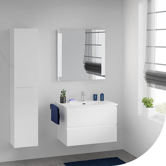 Minimalistisches Badezimmer mit weißem Waschbeckenmöbel, Spiegel und Pflanzen, modernes und frisches Design.