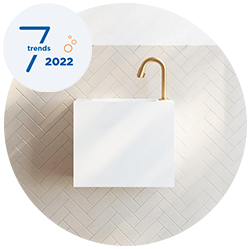 Moderne vierkante wastafel met gouden kraan, minimalistisch ontwerp.