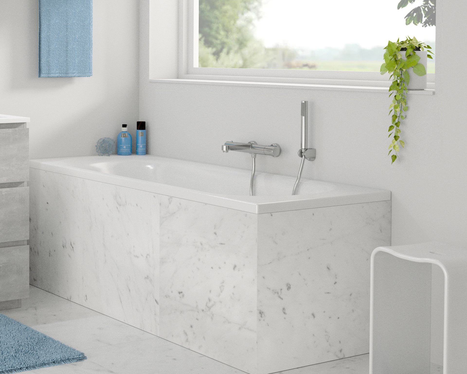 Marmorbad mit modernem Wasserhahn, blauen Handtüchern und Pflanzen für ein frisches Design.