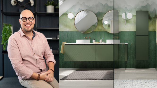 Portret van een glimlachende man met bril zittend in een interieur, naast een stijlvolle groene badkamer met dubbele ronde spiegels, houten meubel en glazen douchewand.