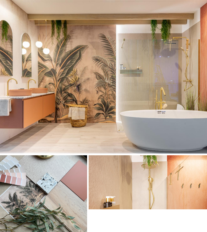 Moderne badkamer met vrijstaand wit bad, gouden kranen en douche, tropisch behang met palmbladeren, hangplanten en een warm kleurpalet van roze, hout en goudaccenten