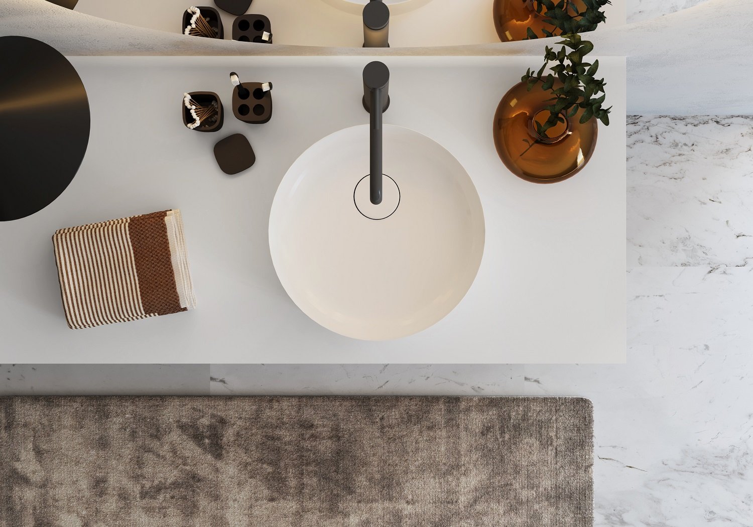 Weißes Badezimmermöbel mit rundem Waschbecken, schwarzem Wasserhahn und dekorativen Accessoires.