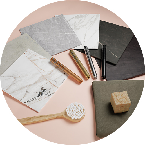 Fliesen für das Badezimmer in verschiedenen Farben und Texturen, mit Zubehör