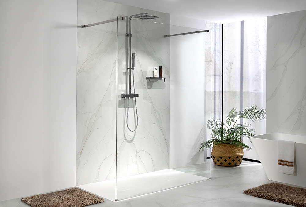 Modernes Badezimmer mit begehbarer Dusche, Regendusche und freistehender Badewanne.