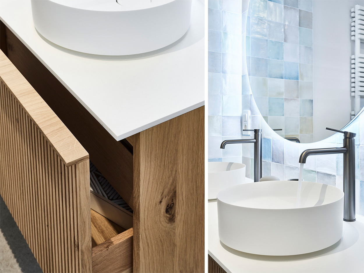 Moderne Waschbecken mit Holzschrank und doppelten Wasserhähnen im Badezimmer