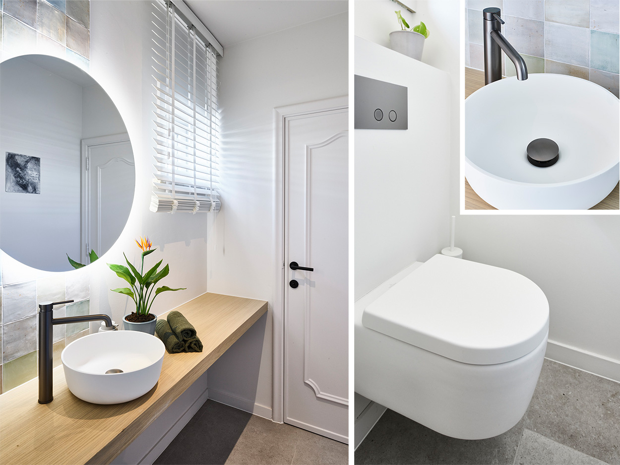 "Modernes Badezimmer mit rundem Spiegel, Waschbecken auf Holzplatte und weißen Toiletten