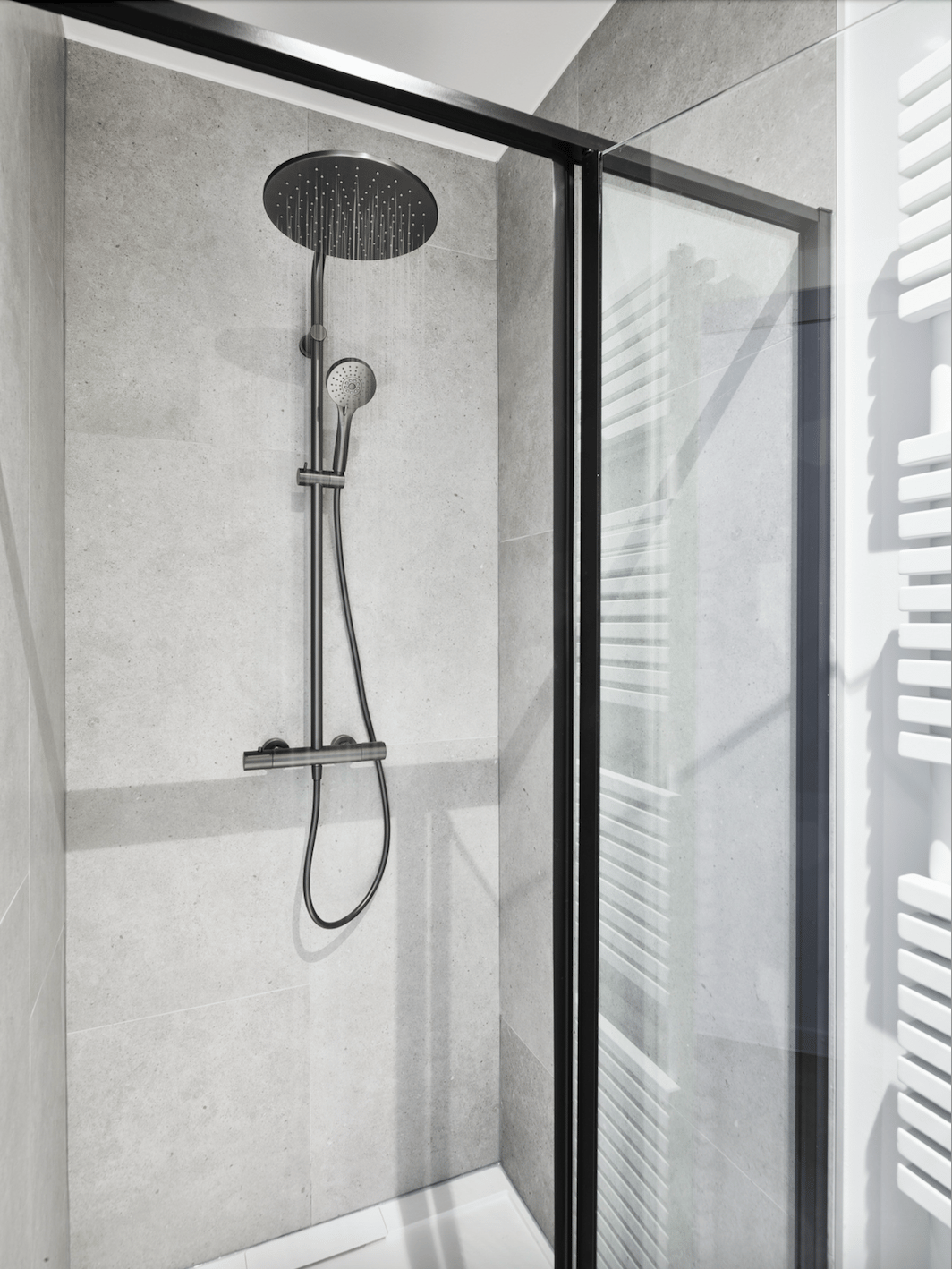 Moderne begehbare Dusche mit Regendusche und Handdusche