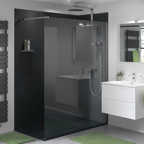 Moderne badkamer met inloopdouche, regendouche, wastafelmeubel en vloerkleden