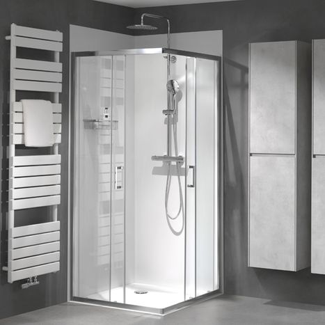 Moderne douchecabine met regendouche, handdoekradiator en opbergkasten.