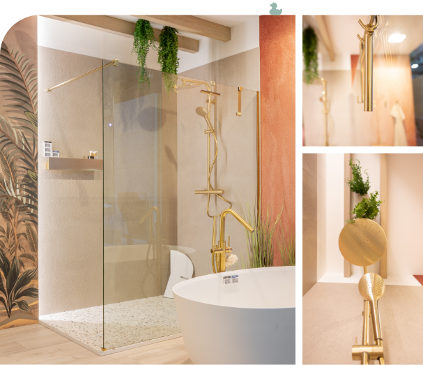 Luxe badkamer met inloopdouche, gouden kranen, vrijstaand bad en planten.