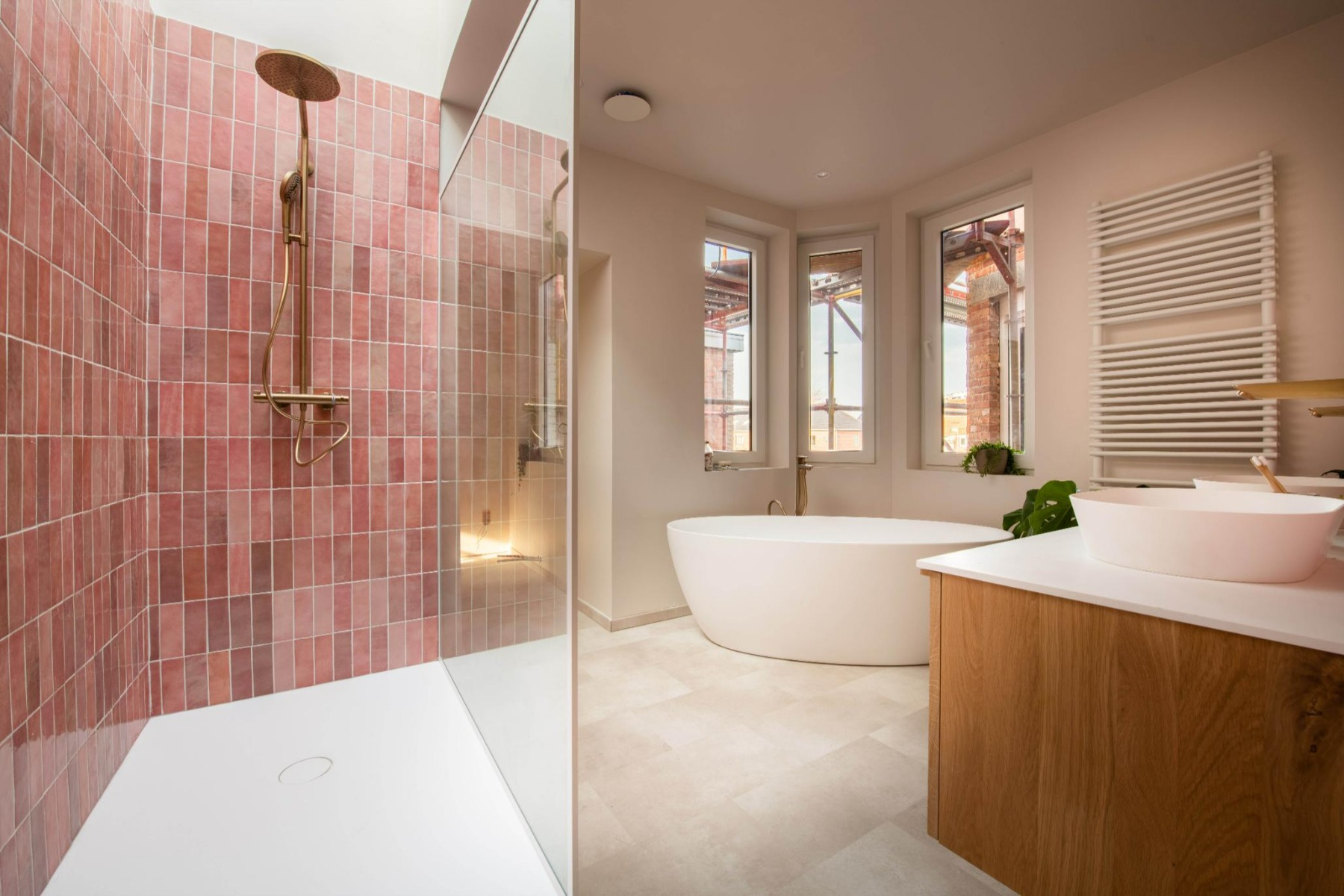 Modernes Badezimmer mit begehbarer Dusche, freistehender Badewanne, Holz-Waschbeckenmöbel und Handtuchheizkörper