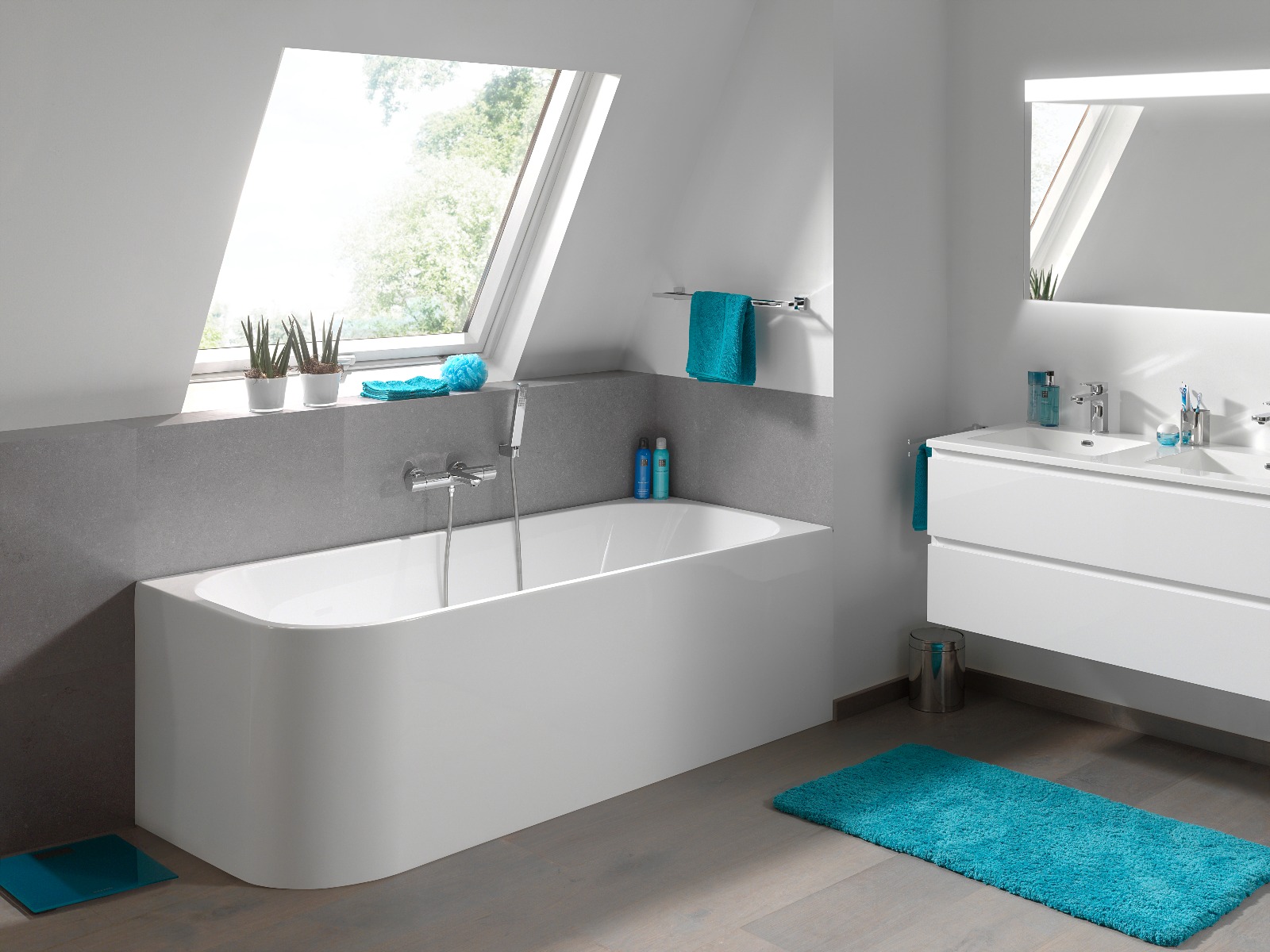 Modernes Badezimmer mit freistehender Badewanne, Doppelwaschbecken, türkisfarbenen Accessoires und Schrägdachfenster