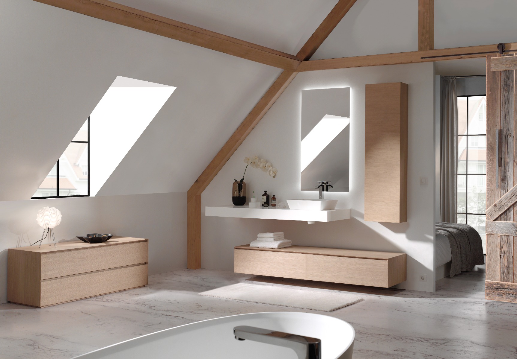 "Elegantes Badezimmer mit Holzbalken, Waschbeckenmöbel, Spiegel und Dachfenstern