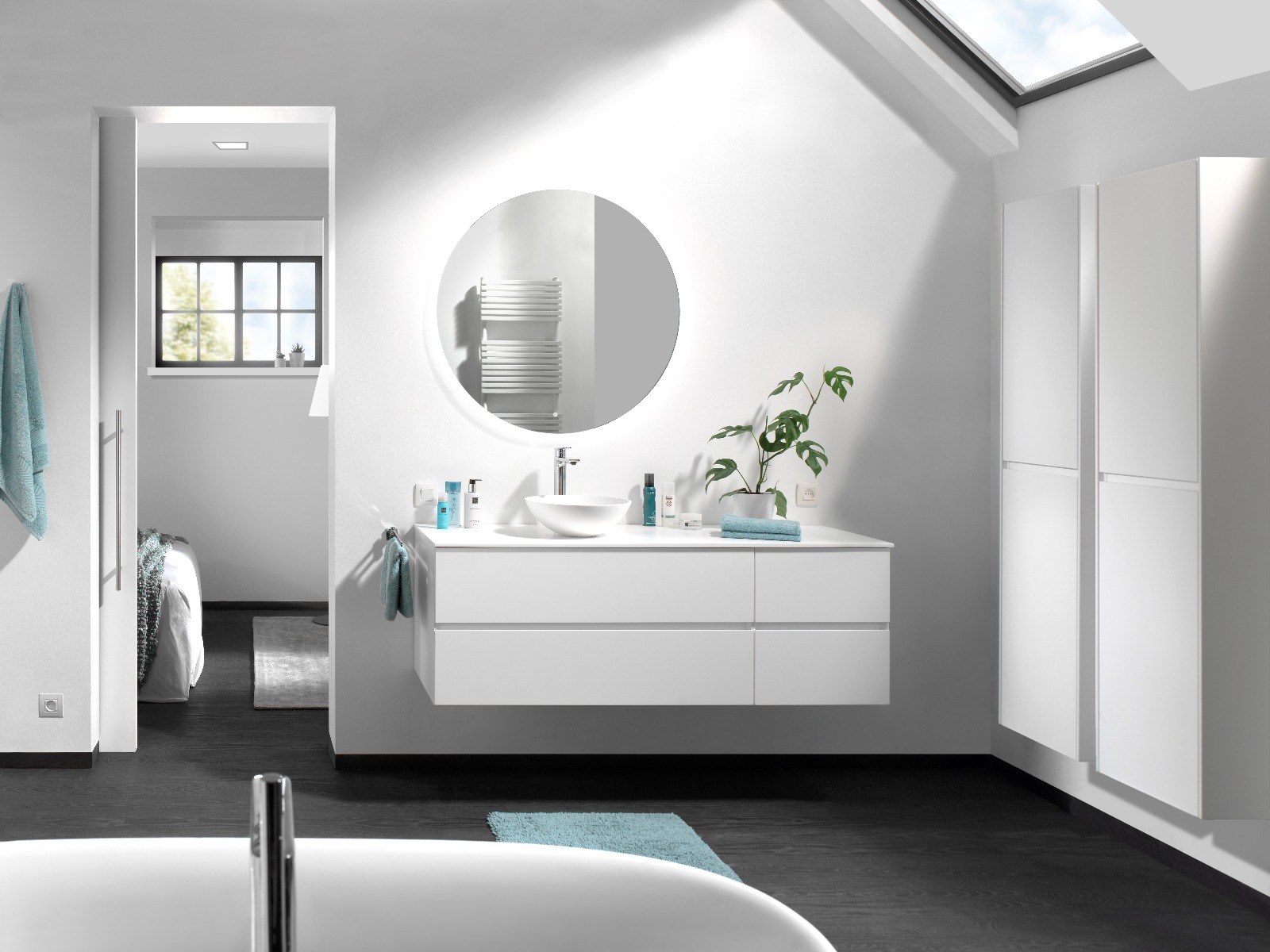 Modernes Badezimmer mit minimalistischem Waschbeckenmöbel, runder Spiegel, Pflegeprodukten und Dachfenster