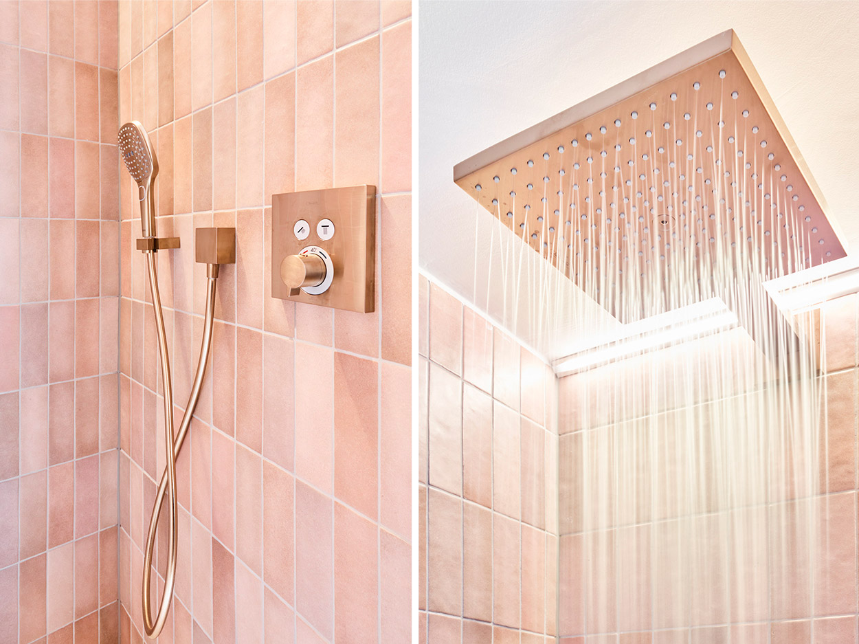 Douchette dorée avec douche à main et grande pomme de douche à effet pluie sur des carreaux roses