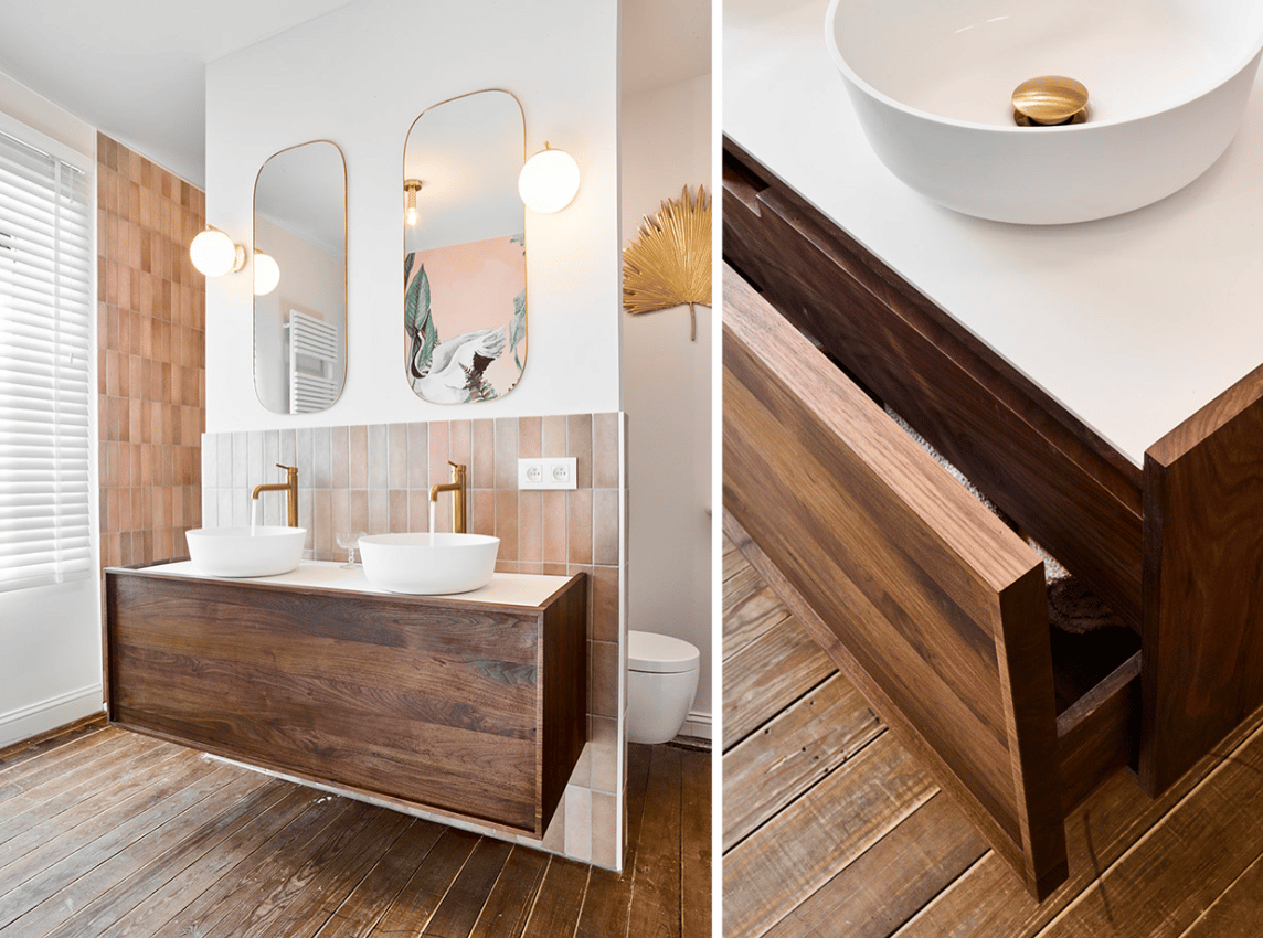 Double lavabo avec meuble en bois et miroirs élégants dans la salle de bain.