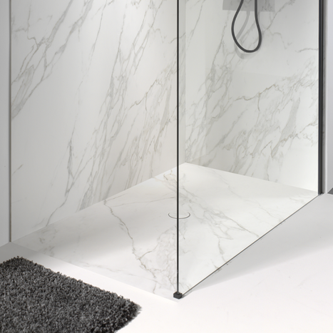 Moderne Walk-in-Dusche mit Marmorfliesen und Glaswand.