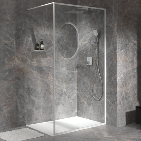 Moderne Walk-in-Dusche mit marmorgefliesten Wänden und Glastrennwand.