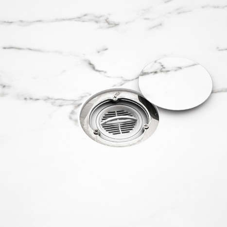 Deckenablauf in einem Marmorfußboden mit elegischem Deckel.