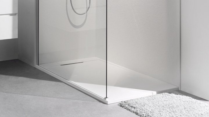 Moderne Duschkabine mit Glaswand und minimalistischer Duschwanne.