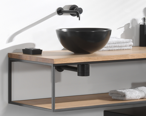 Ein Badezimmermöbel mit einem schwarzen runden Waschbecken und einem minimalistischen, offenen Design.