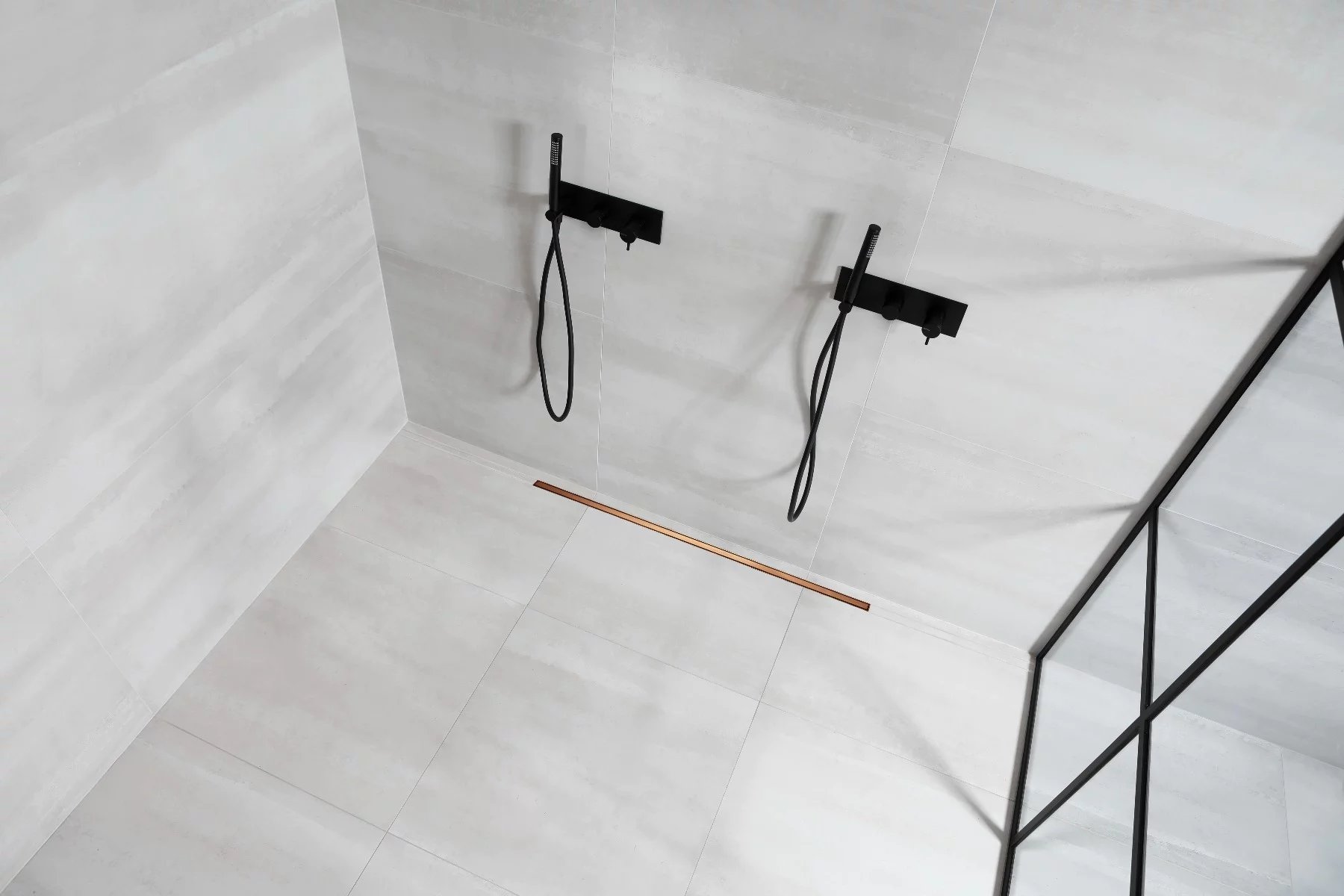 Eine moderne Doppeldusche mit schwarzen Armaturen und einem minimalistischen Design in einem Marmoraum.