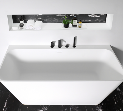 Moderne Einbau-Badewanne mit klaren Linien und schwarzer Badarmatur in einem minimalistischen Badezimmer von x²o Badezimmer, inklusive Wandnische für Badaccessoires und dunkler Bodenfläche.