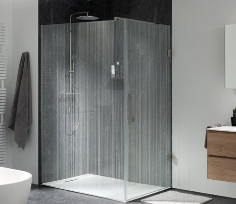 Moderne inloopdouche met transparante glazen douchewand en een witte douchebak in een stijlvolle badkamer van x²o badkamers, afgewerkt met verticale grijsblauwe wandtegels, een chromen regendouche en handdouche, en een donkere accentmuur bovenaan voor een strak en hedendaags geheel.