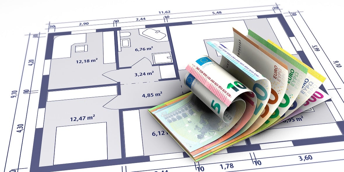 Detailfoto van een open hoge badkamerkast in donkere eik met meerdere legplanken gevuld met handdoeken en verzorgingsproducten. De kast staat naast een douchewand en toont de praktische opbergruimte en afwerking van badkamermeubilair van x²o badkamers.