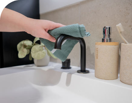 Overzicht van verschillende schoonmaakproducten en sprays die afgeraden worden voor sanitair, aangeduid met een rood kruis, als waarschuwing van x²o badkamers.