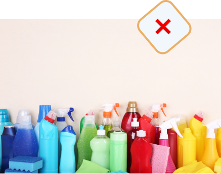 Moderne douchecabine met zwarte douchekraan, glazen wanden en lichte tegelafwerking, getoond als onderhoudsvriendelijk voorbeeld van x²o badkamers.  