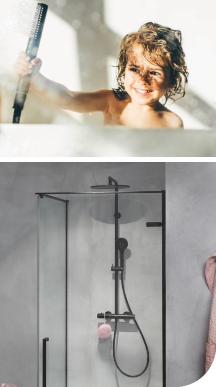 Kind dat lachend een handdouche vasthoudt in bad, terwijl water spat, als speels beeld rond veilig en correct gebruik bij x²o badkamers.  