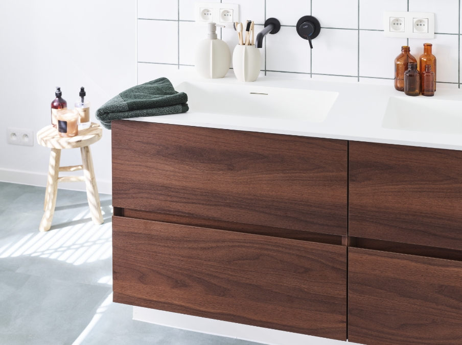 Komplettes skandinavisches Badezimmer von x²o Badezimmer mit Holzbadmöbel, Doppelwaschbecken, schwarzen Armaturen, freistehender Badewanne, weißen Wandfliesen und sanftem Tageslicht.