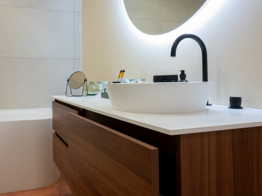 Modernes Badezimmer von x²o Badezimmer mit schwarzem, schwebendem Möbel, Doppelwaschbecken, beleuchtetem Spiegel und klar gestaltetem weißem Waschtisch.