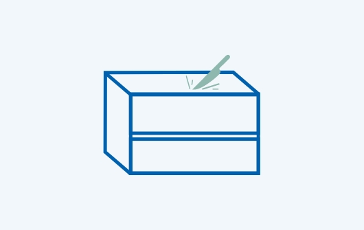 Icon eines Badmöbels mit abprallender Linie, das die kratzfeste Oberfläche von Melaminmöbeln bei x²o Badezimmer darstellt.