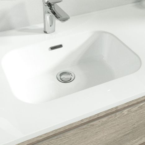 Schwarze Aufsatzwaschschale mit matter Oberfläche auf heller Platte, mit schwarzer Armatur und Pflegeartikeln, in einem modernen x²o Badezimmer.