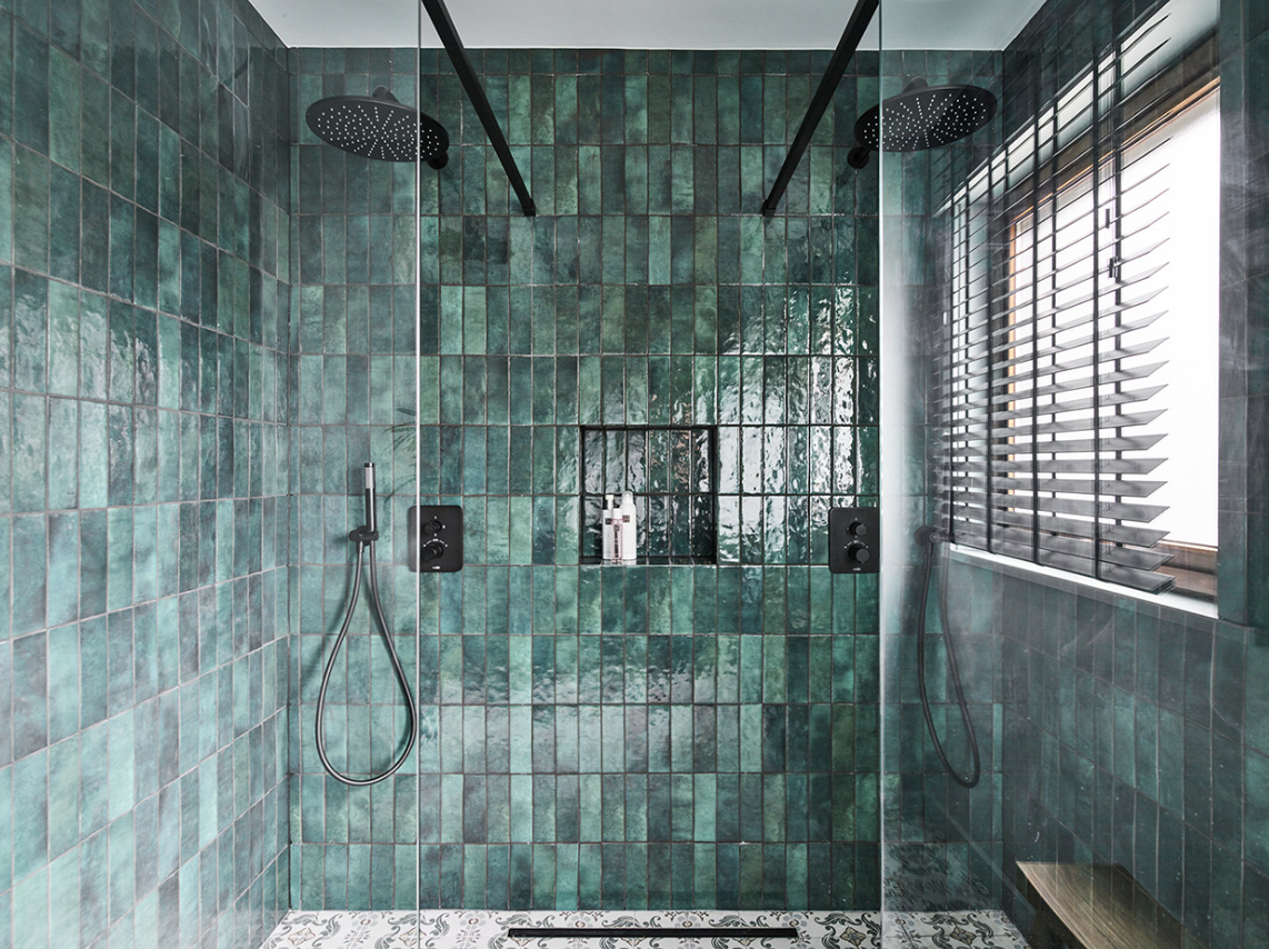 Markantes Badezimmer von x²o Badezimmer mit robusten Materialien, dunklen Farben und industriellen Akzenten.