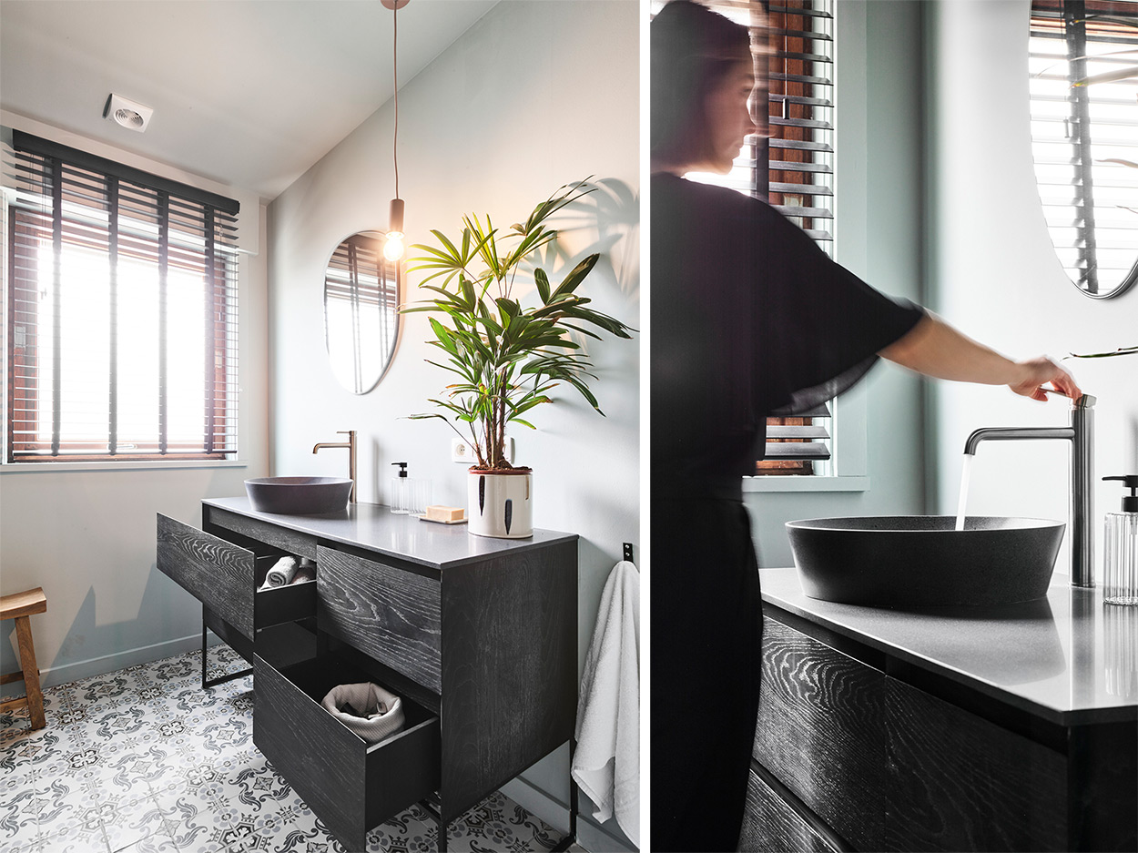 Schwarze Design-Armatur von x²o Badezimmer über einem dunklen Waschbecken, fotografiert mit Fokus auf Form, Farbe und Material.