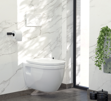 Hangtoilet tegen een marmerlook wand met zwarte accenten en natuurlijke lichtinval. De strakke en hygiënische inrichting benadrukt het onderhoudsgemak van toiletoplossingen bij x²o badkamers.