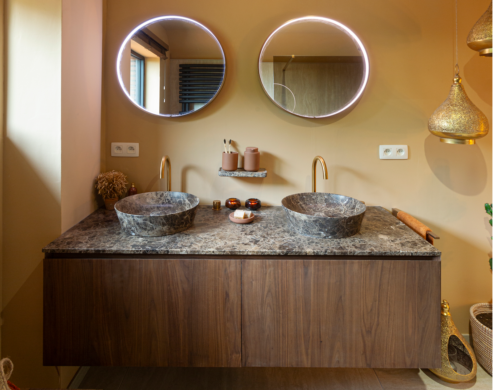 Collage van x²o badkamers details met douche, toilet, wastafel, marmeren blad en houtaccenten.