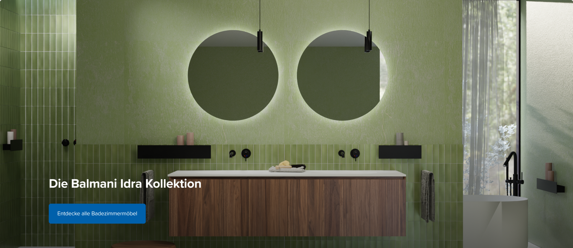 Stilvolles x²o Badezimmer mit grünen Wand- und Bodenfliesen, einem schwebenden Walnussholz-Waschmöbel und zwei runden Spiegeln mit sanfter Hintergrundbeleuchtung. Schwarze Akzente wie Pendelleuchten, Armaturen und Accessoires sorgen für ein modernes und natürliches Flair.