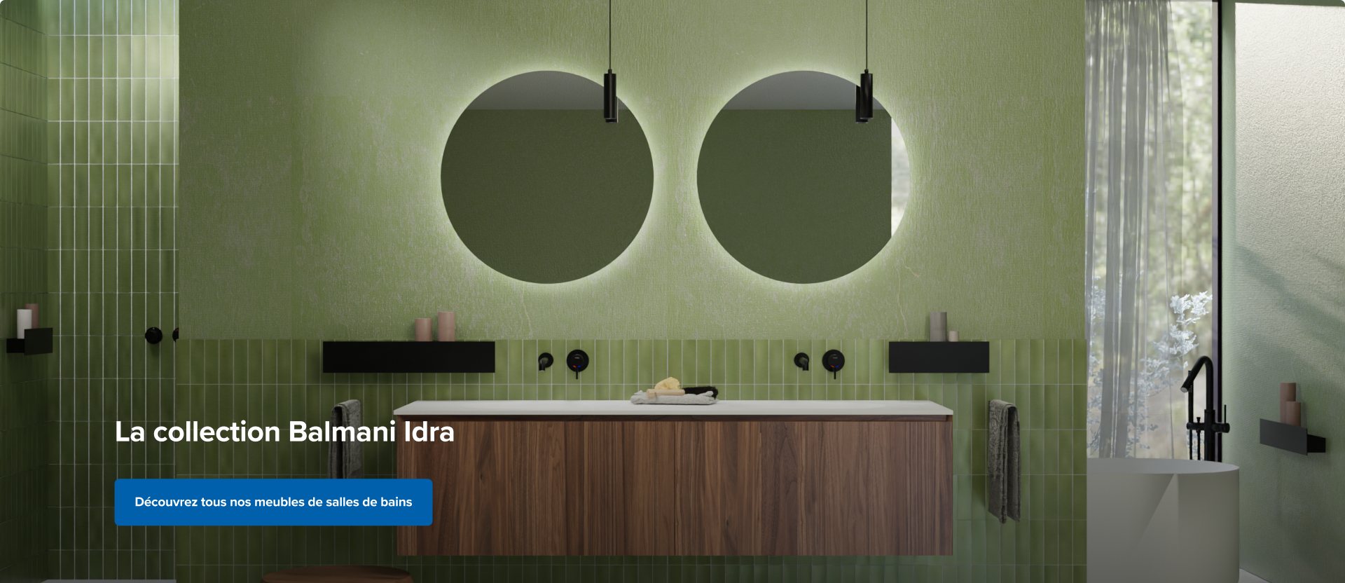 Aménagement raffiné de salle de bain signé x²o badkamers, avec carrelage vert au mur et au sol, meuble suspendu en noyer et deux miroirs ronds avec rétroéclairage doux. Les accents noirs – luminaires suspendus, robinets et accessoires – apportent une touche moderne et naturelle.