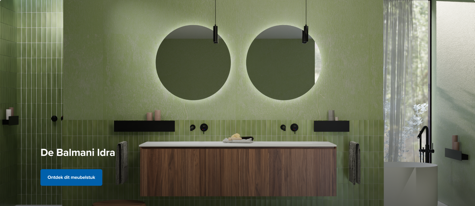 Stijlvolle x²o badkamers inrichting met groene wand- en vloertegels, een zwevend badkamermeubel in walnoothout en dubbele ronde spiegels met sfeervolle backlight. Zwarte accenten zoals de pendellampen, kranen en accessoires geven het geheel een moderne en natuurlijke uitstraling.
