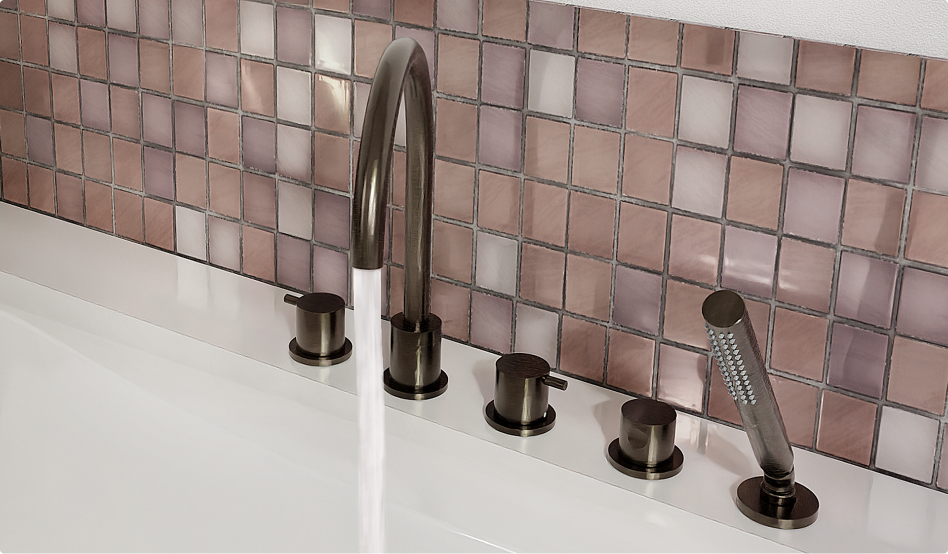 Detailansicht eines Badewannenrands mit eleganten bronzefarbenen Armaturen, Handbrause und zarten Mosaikfliesen in Rosa- und Violetttönen. Eine luxuriöse x²o badkamers-Optik mit metallischen Akzenten.