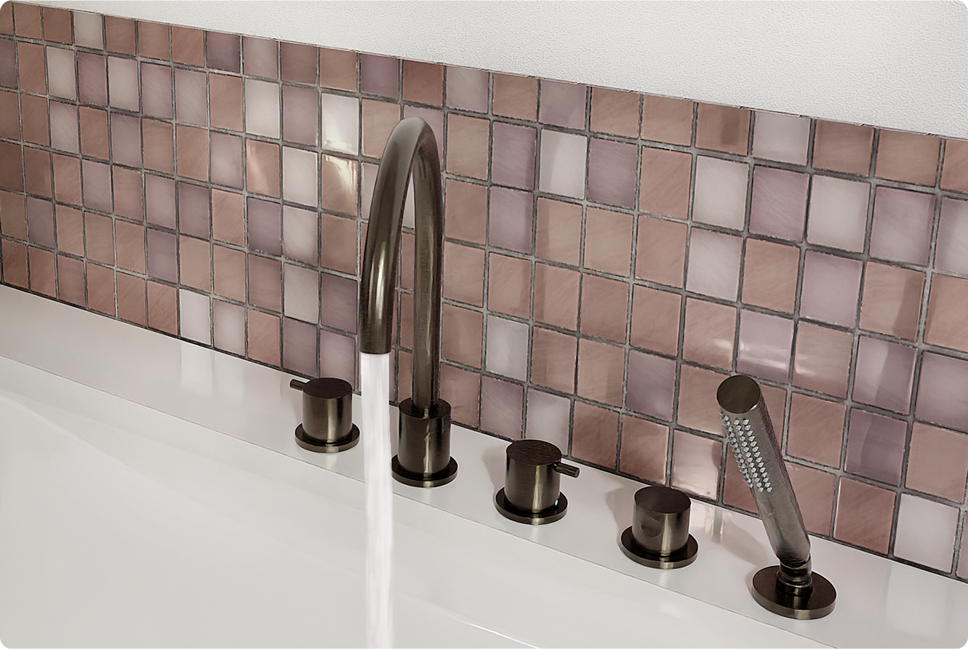 Detailansicht eines Badewannenrands mit eleganten bronzefarbenen Armaturen, Handbrause und zarten Mosaikfliesen in Rosa- und Violetttönen. Eine luxuriöse x²o badkamers-Optik mit metallischen Akzenten.