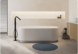 Baignoire semi-îlot de X2O Salles de bains avec robinet noir, meuble en bois et niche lumineuse