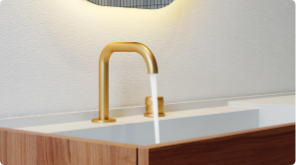 Robinet en or pour lavabo sur meuble en bois.